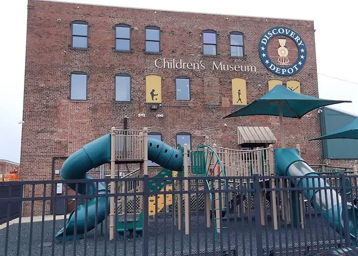 Located 1 Mile From Downtown And Knox College Galesburg