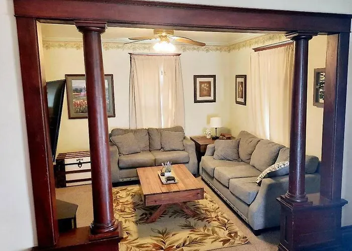 Located 1 Mile From Downtown And Knox College